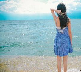 美女吃瓜背影图片真实