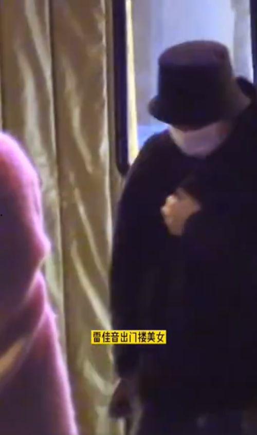 吃瓜一个女的三桌男的吃瓜视频,场面热闹非凡