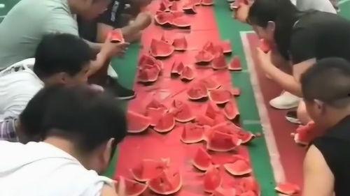 青海老爷们吃瓜,一场独特的乡村消夏盛宴