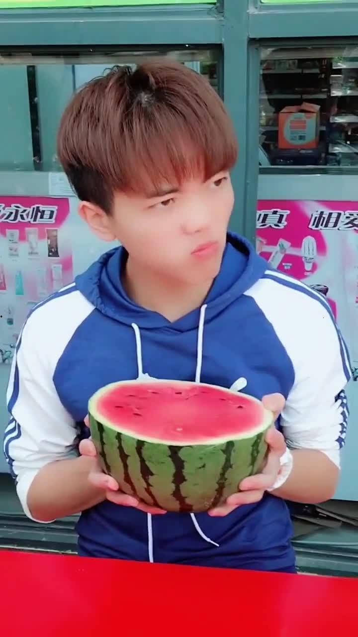 老公嫌弃老婆吃瓜,老公嫌弃老婆吃瓜背后的故事