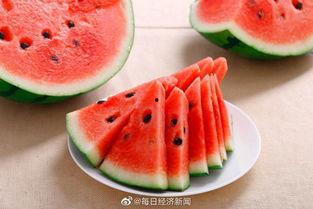 女子出游吃瓜,女子共享美味瓜果时光